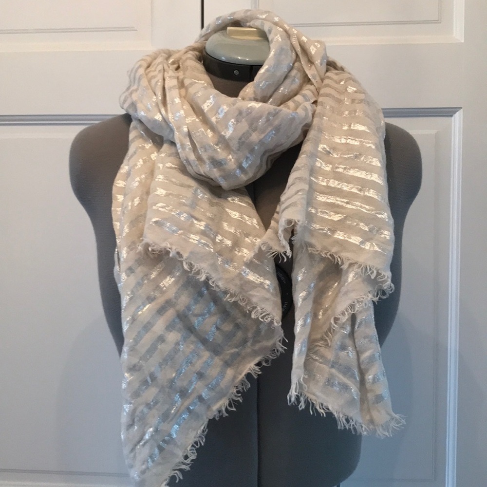 Lightweight J. Crew silver and cream scarf